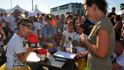 Със забавни игри стартира първият по рода си Фестивал на сладоледа в Бургас. Снимки Черноморие-бг