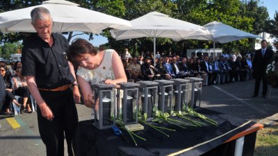 Възпоменателната церемония събира всяка година близки на загиналите в атентата. Снимка Архив Черноморие-бг