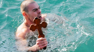 22-годишният Ангел Стойчев спаси Светия кръст на Богоявление в Бургас. Снимки Черноморие-бг