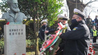Военни поставиха венци пред паметника на Христо Ботев в Бургас. Снимки Черноморие-бг