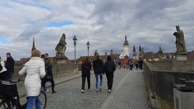 Градът е изключително живописен с моста със статуите. Снимки Авторът