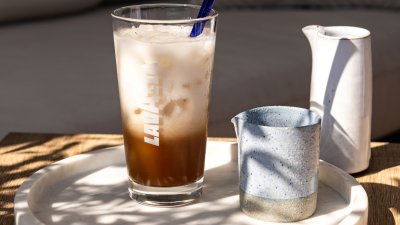 В горещите летни дни може да се освежите с айс кафе, която да си приготвите сами