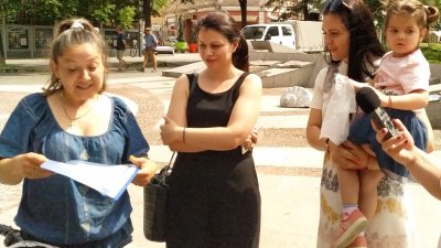 Ваня Христово (вляво) благодари за предоставената сума. Снимки Черноморие-бг