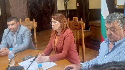Областният управител Мария Нейкова разясни реализацията на ремонтните дейности