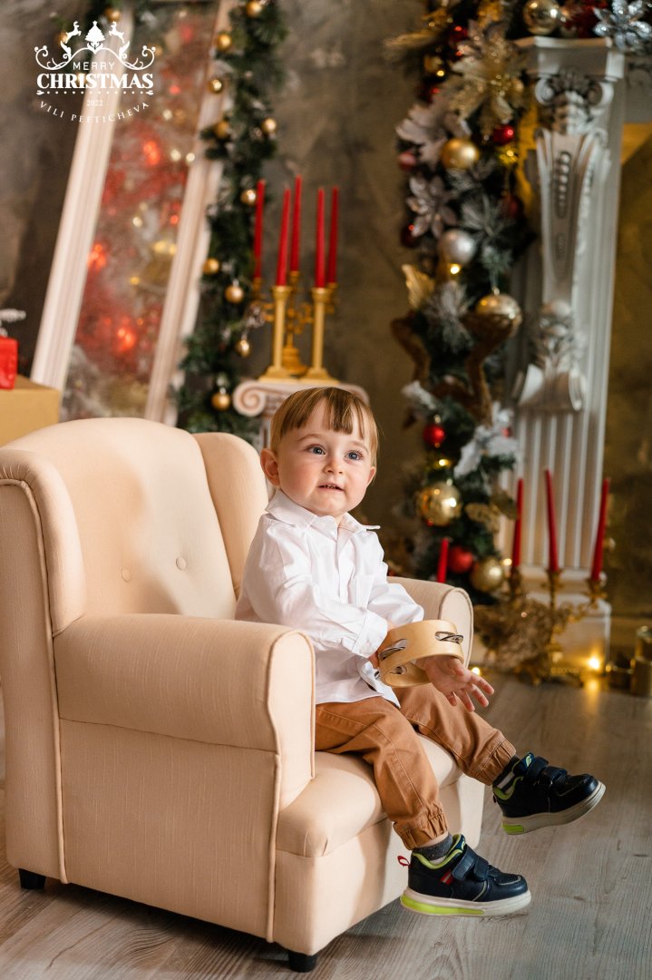 Радослав е на година и два месеца и позира с усмивка за Коледна фотосесия