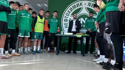 Футболистите на Нафтата се събраха за първа тренировка. Снимки ФК Нефтохимик