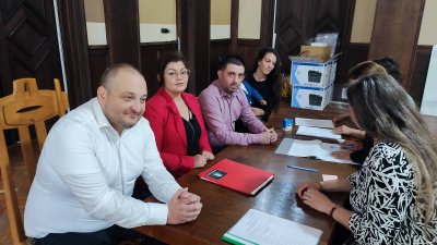 Възраждане подаде документи за регистрация в РИК - Бургас. Снимка Възраждане