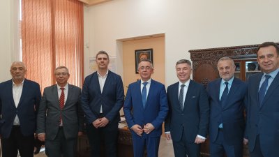 Срещата с областния управител Пламен Янев се състоя в кабинета му. Снимка Областна управа