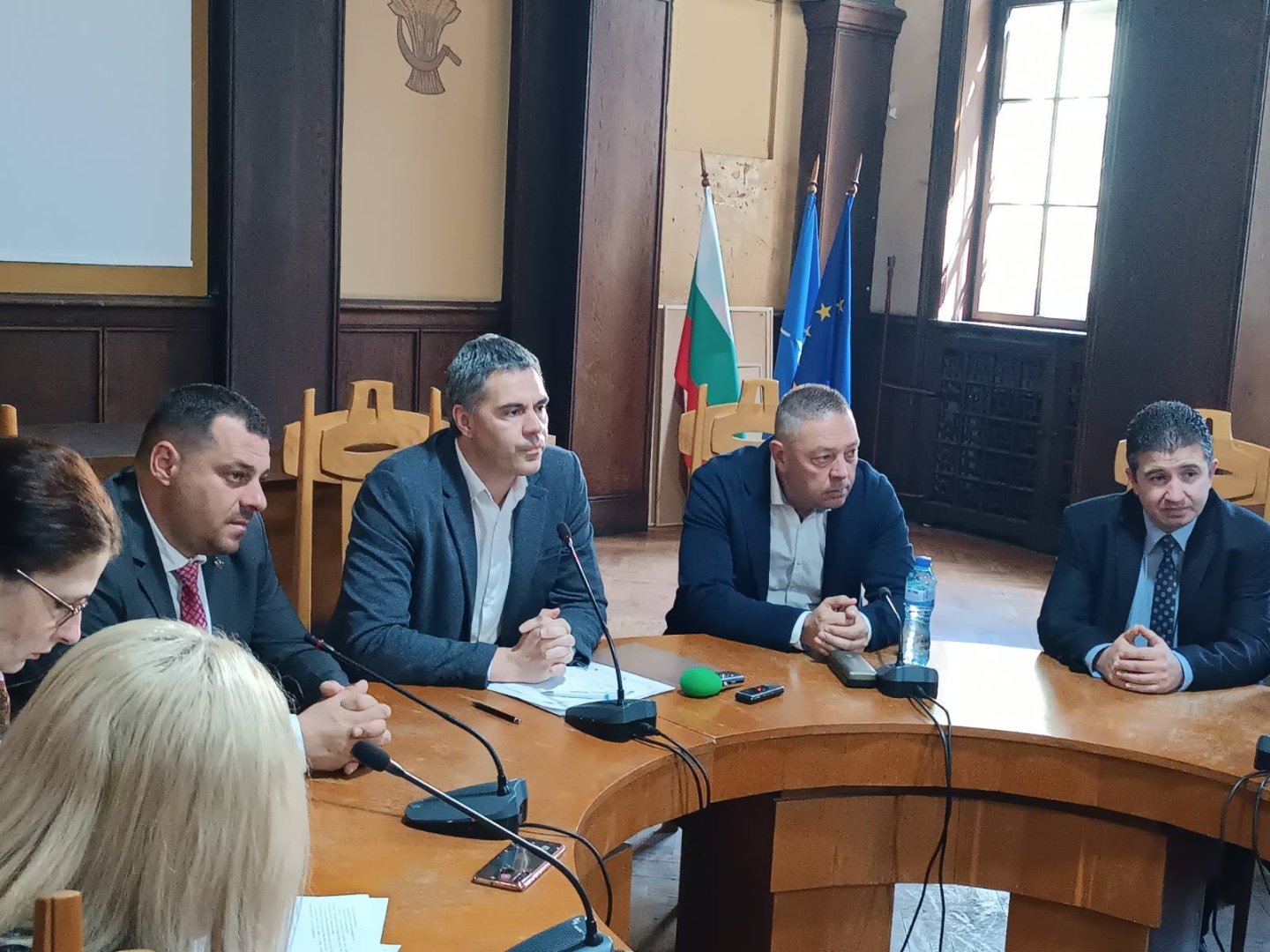 Областният управител Пламен Янев (вторият отляво надясно) проведе консултации за състава на РИК. Снимка Областна управа