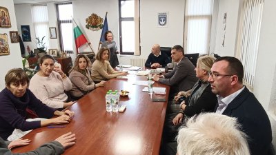 Срещата с представители на Инициативния комитет се състоя в сградата на Община Созопол. Снимка Областна управа
