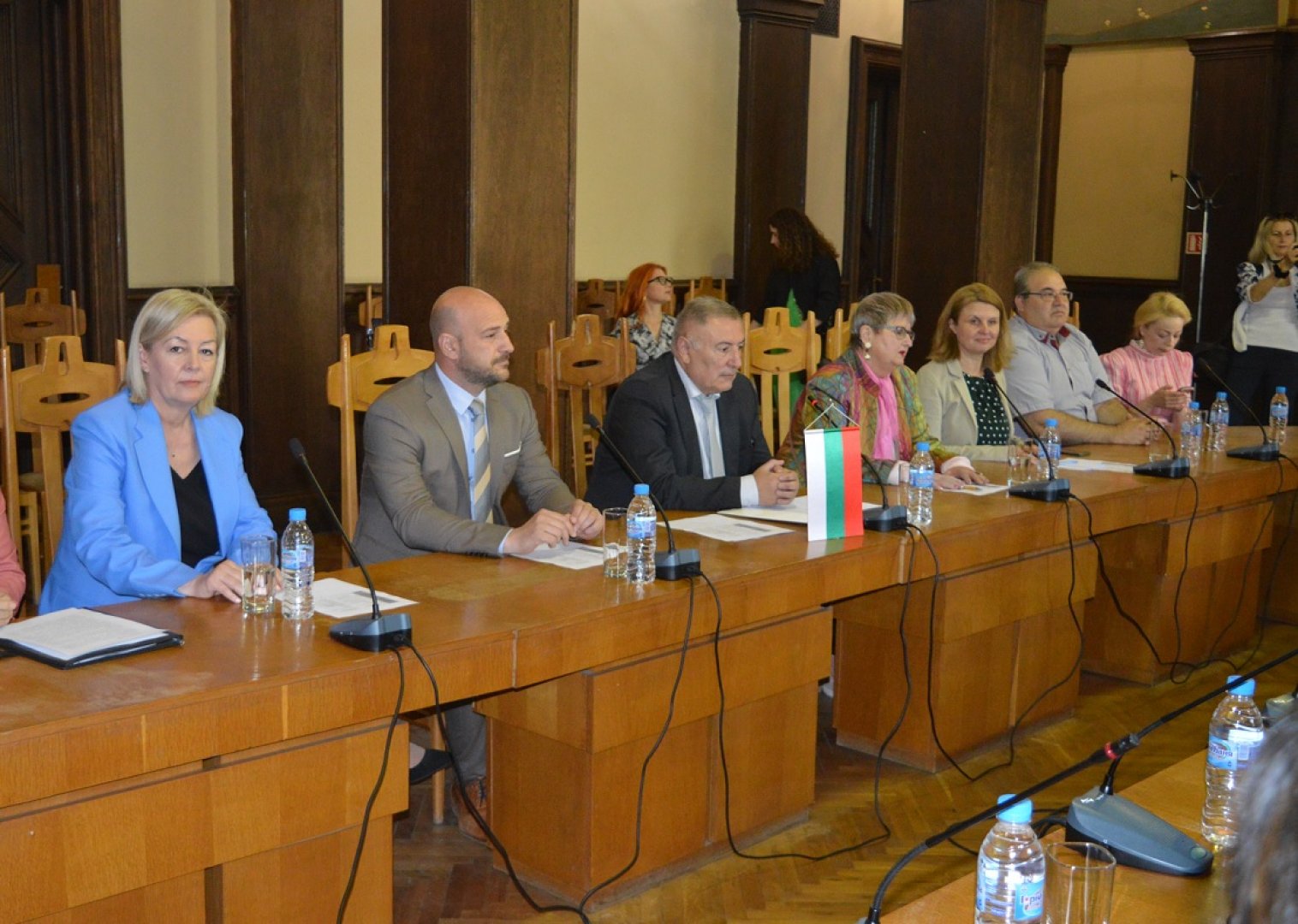 Почетният консул на Австрия в Бургас Радостина Иванова (вляво) придружаваше делегацията при срещата с областния управител Стойко Танков. Снимки Областна управа