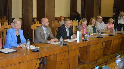 Почетният консул на Австрия в Бургас Радостина Иванова (вляво) придружаваше делегацията при срещата с областния управител Стойко Танков. Снимки Областна управа