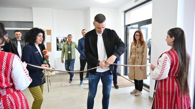Димитър Бербатов преряза лентата при откриването на изложбата. Снимки Евелин Георгиев