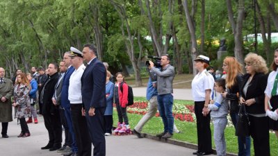 Церемонията се състоя пред паметника на Ботев във Варна. Снимки ВМС - Варна