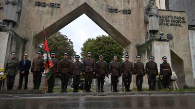 Церемонията събра политици, общественици и военни пред паметника. Снимки ВМС