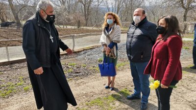 Деница Николова и Галя Желязкова посетиха манастира в Голямо Буково