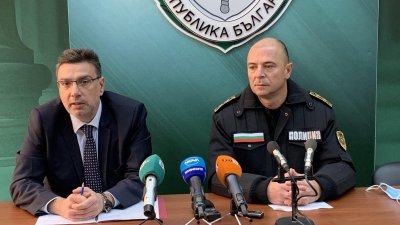 Прокурор Чинев (вляво) и комисар Калоянов дадоха информация за случаите
