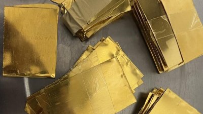 Според извършената експертиза от вещо лице, всички изделия от жълт метал са изработени от 14  карата злато (проба 585) и са на стойност 51 576 лева. Снимки Митница Бургас