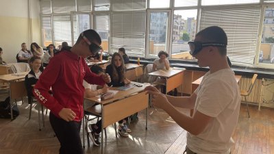 Учениците използваха очила за VR, за да разберат как се променя психофизическото състояние на водачите. Снимки ПГТ Проф. д-р Асен Златаров