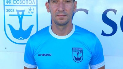 Петър Кюмюрджиев е и помощник-треньор в тима. Снимка ФК Созопол