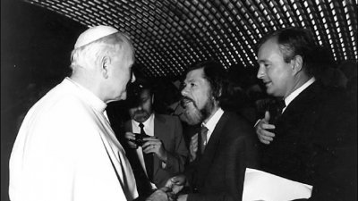 Поетът Радко Радков на аудиенция с Папа Йоан Павел II, разговарят на латински