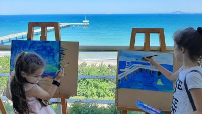 Малките художници ще рисуват морски пейзаж от терасите на Морско казино. СНимка Архив НХА