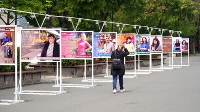 Изложбата с лицата на БНР - Бургас е подредена до културен център Морско казино. Снимки БНР