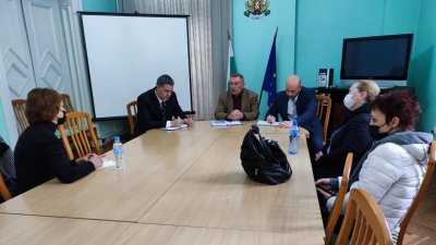 Представители на Инициативния комитет се срещнаха с областния управител Стойко Танков (в средата) и двамата му заместници. Снимка Областна управа