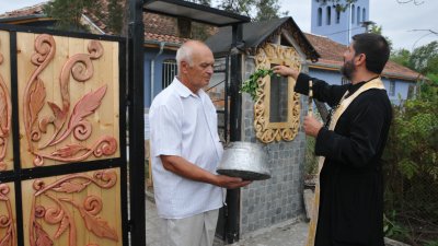 Отец Стелиян извърши водосвет. Снимки Бургас без цензура