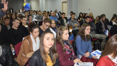 Дванайсетокласниците зададоха десетки въпроси по време на срещата. Снимки Пресцентър Областна управа Бургас