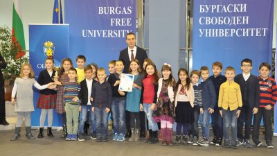 За пореден път най-добрите ученици ще получат награда от кмета Николов. Снимка пресцентър Община Бургас