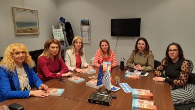 Евелина Михалева - областен координатор на ЖГЕРБ - Бургас и Йовка Янакиева - член на НИС на ЖГЕРБ преведоха работна среща с дамит от организацията в областта. Снимки ГЕРБ Бургас