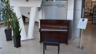 Бургаската автогара е първата, в която пътниците могат да посвирят на пиано. Снимка Пресцентър Община Бургас