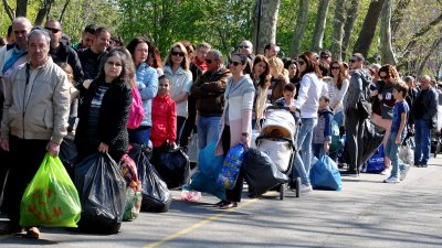 Десетки бургазлии подкрепи за поредна година кампанията Книги за смет. Снимки Черноморие-БГ