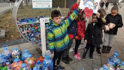 И деца се включиха в инициативата за събиране на пластмасови капачки. Снимки Тодор Ставрев