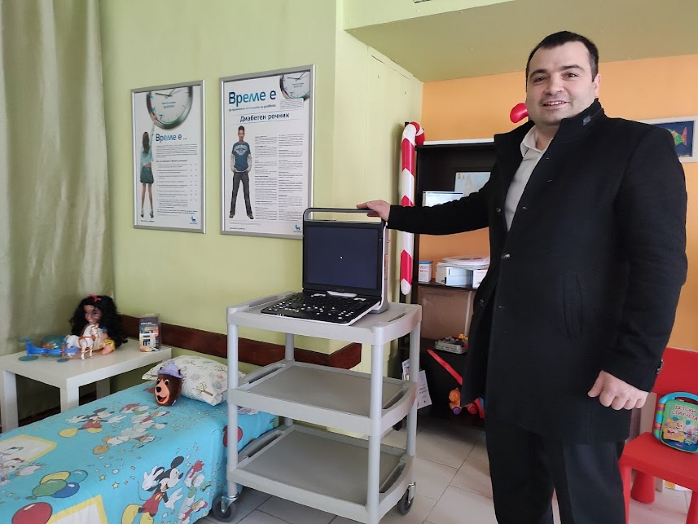 Константин Бачийски направи поредното дарение за болницата. Снимка УМБАЛ - Бургас