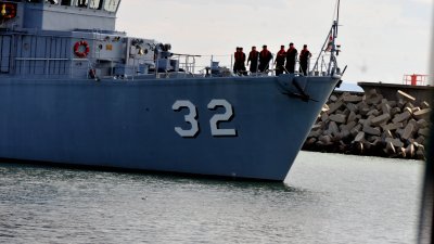 Корабите на ВМС акостираха на пристанището. Снимки Бургас без цензура