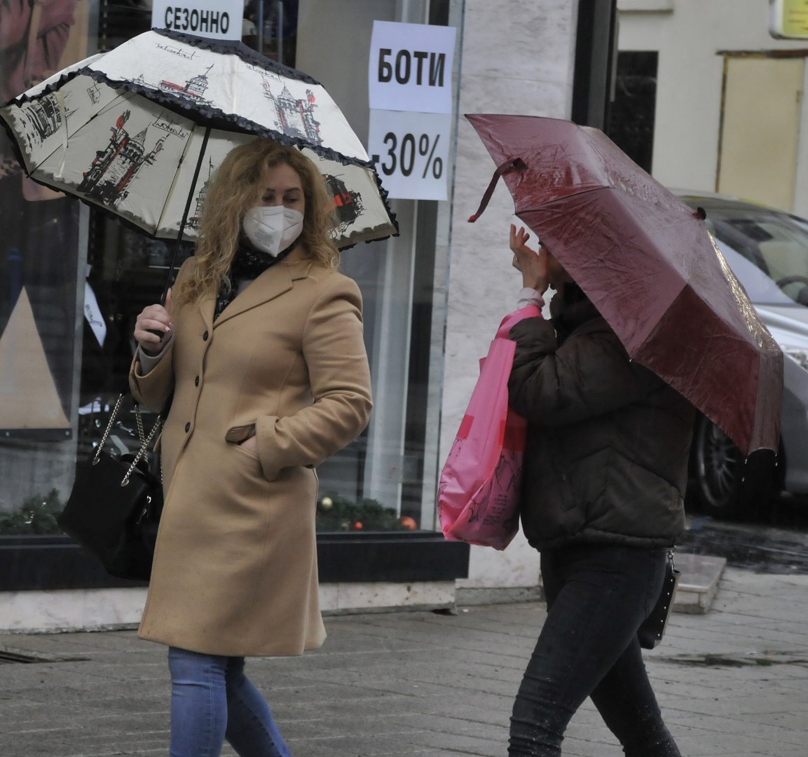 Дъждът, който заваля по Черноморието след около денонощие ще премине в сняг
