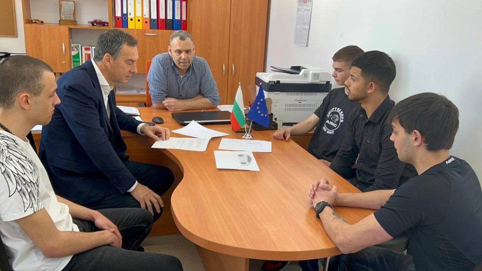 Кметът на Бургас Димитър Николов (вдясно) се срещна с директора на ПГТ Красимир Кънчев и учениците, които ще конструират електромобила. Снимки Община Бургас