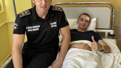 Директорът на ОД на МВР старши комисар Емил Павлов (вляво) посети пострадалия си колега в болницата. Снимка ОД на МВР