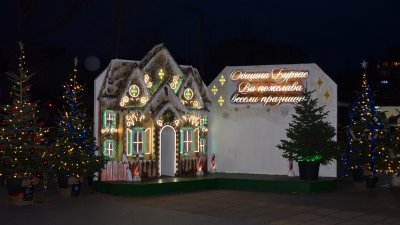 Срещата с Дядо Коледа ще бъде до голямата картичка на площад Тройката. Снимка Община Бургас