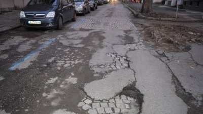 Ремонтните дейности по улица Климент Охридски продължават. Снимка Община Бургас
