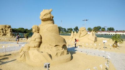 12 са творбите от пясък на тазгодишното издание на фестивала. Снимки Община Бургас