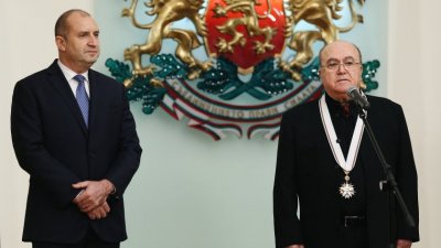 Орденът на проф. Мехмедов (вдясно) бе връчен от президента Румен Радев