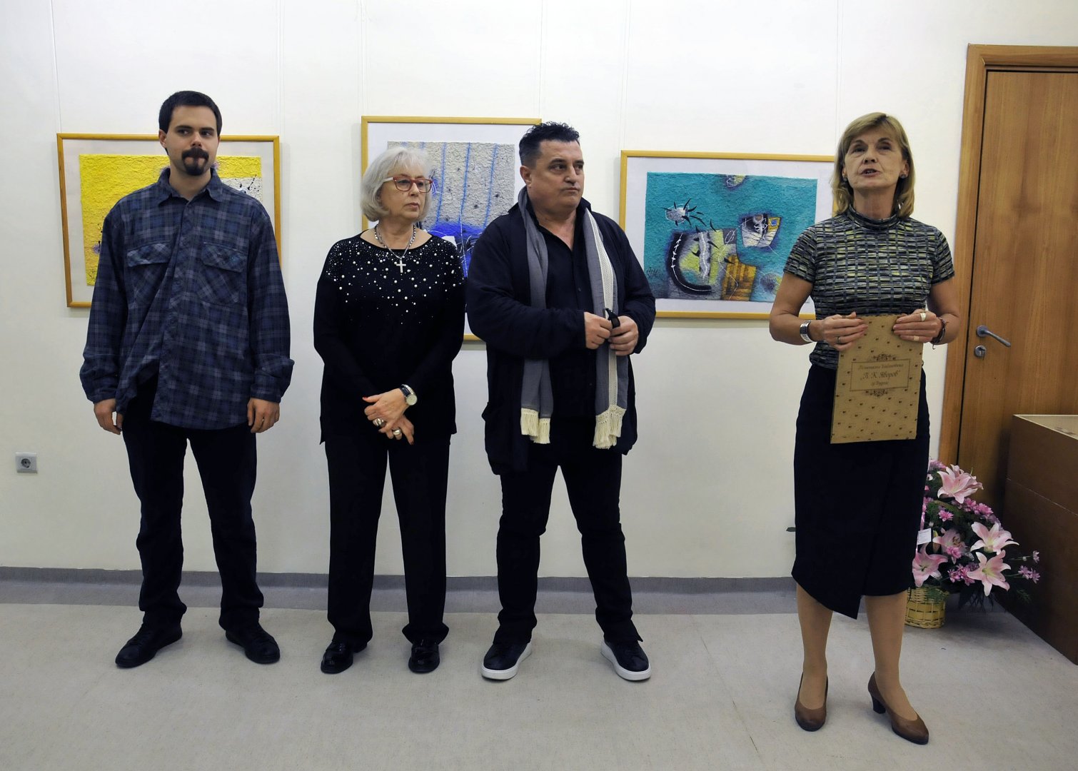 Мария Бенчеваа (вдясно) поздрави семейството на художника. Снимки и репродукции Тодор Ставрев