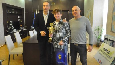 Мартин донесе в кабинета на кмета купата си за третото място. Снимка Община Бургас