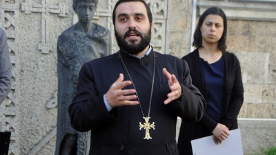 Десетки арменци и бургазлии се събраха пред църквата Сурп Хач, за да почетат жертвите на геноцида. Снимки Черноморие-БГ