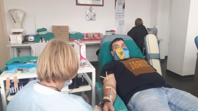  Георги Ангелов от Айтос бе един от първите дарители на кръв за плазма в Бургас. Снимка УМБАЛ