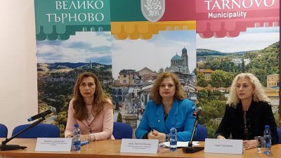 Зам.-министър Модева (в средата) участва в Международна конференция във Велико Търново. Снимка МТ
