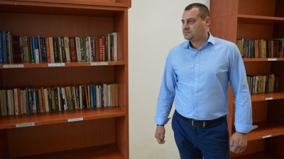 Зам.-областният Владимир Крумов съдействат за предоставяне на книгите